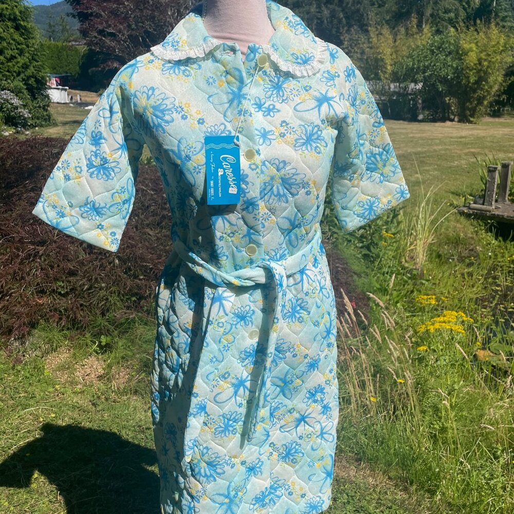 Vintage 1960s Quilted Housecoat – Blue Floral – Retro Loungewear